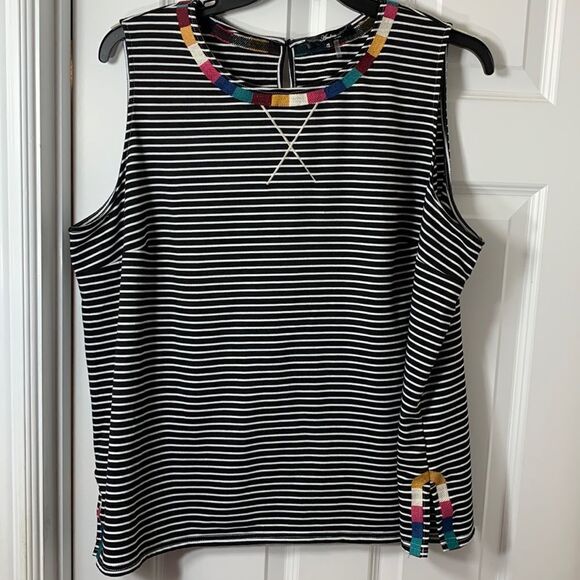 ANDREE by Unit Size 1X sleeveless top with embroidery detail - Picture 1 of 9